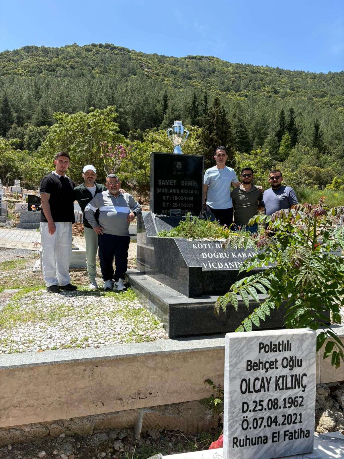 Muğlaspor Taraftarlarından Anlamlı Hareket: Şampiyonluk Kupası Kabirlere Götürüldü 6